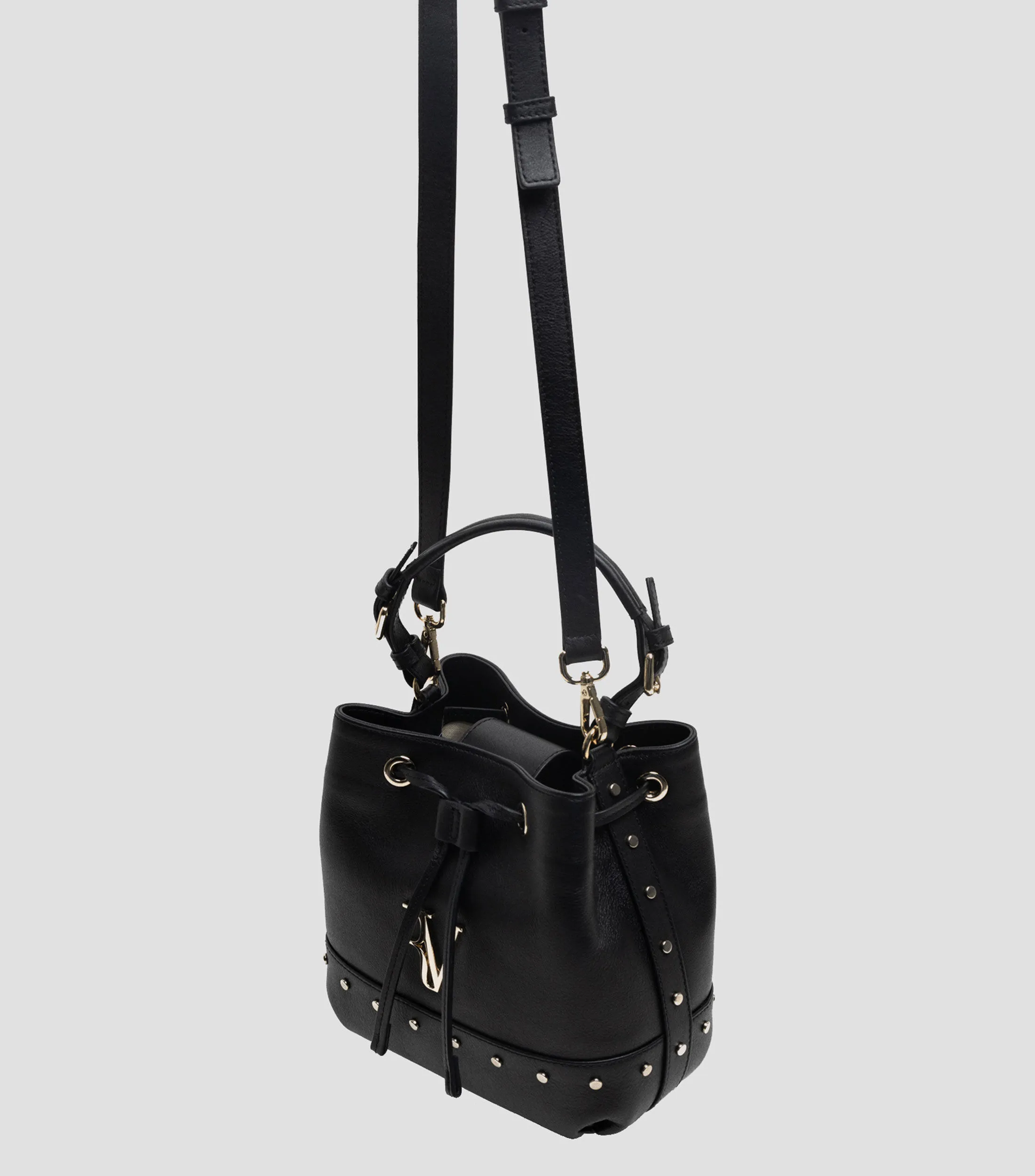 4353_Roberto Verino Bolso Bucket negro en piel Mafalda con estoperoles Mujer