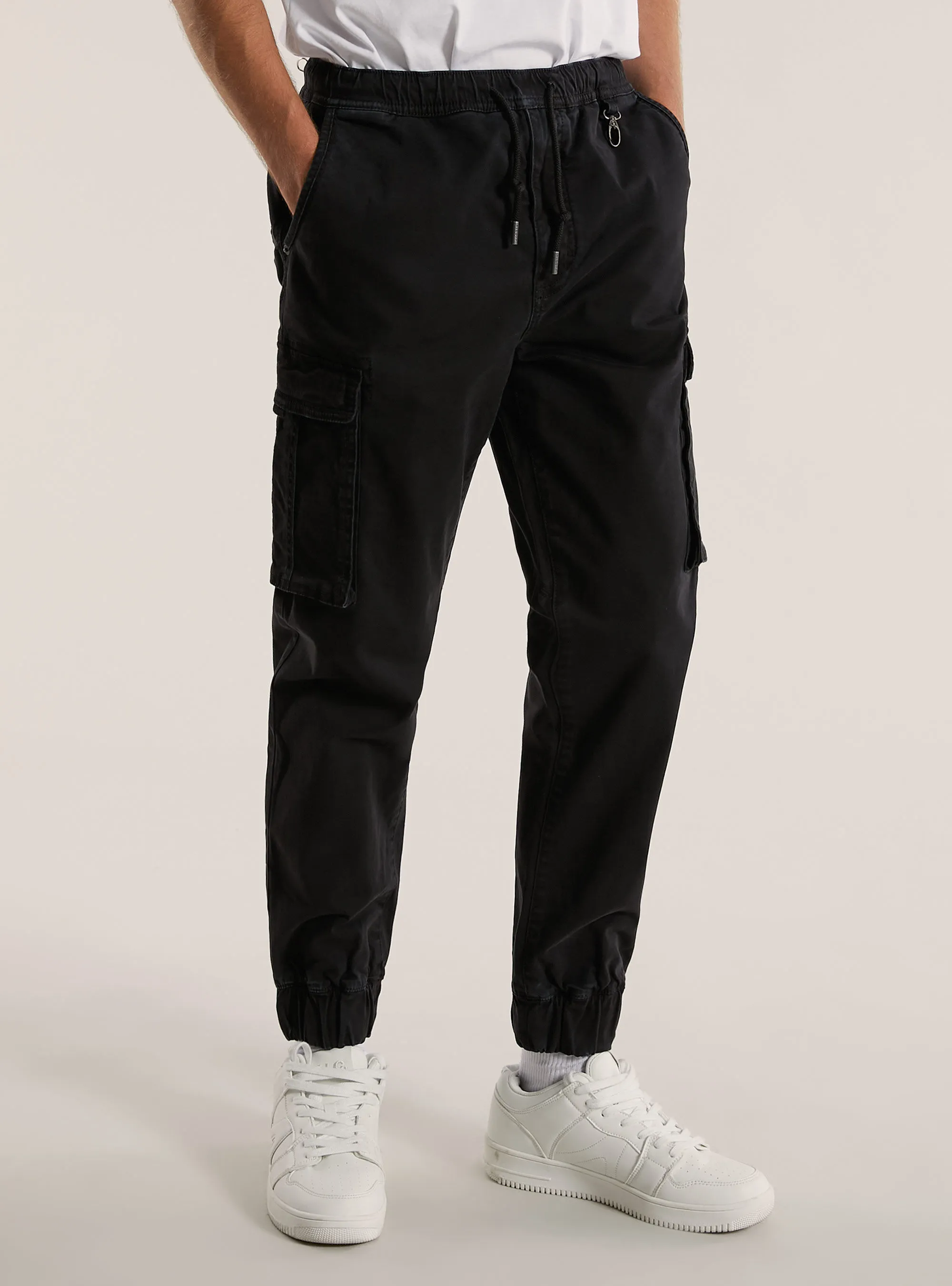 Pantalón cargo jogger de sarga elástica