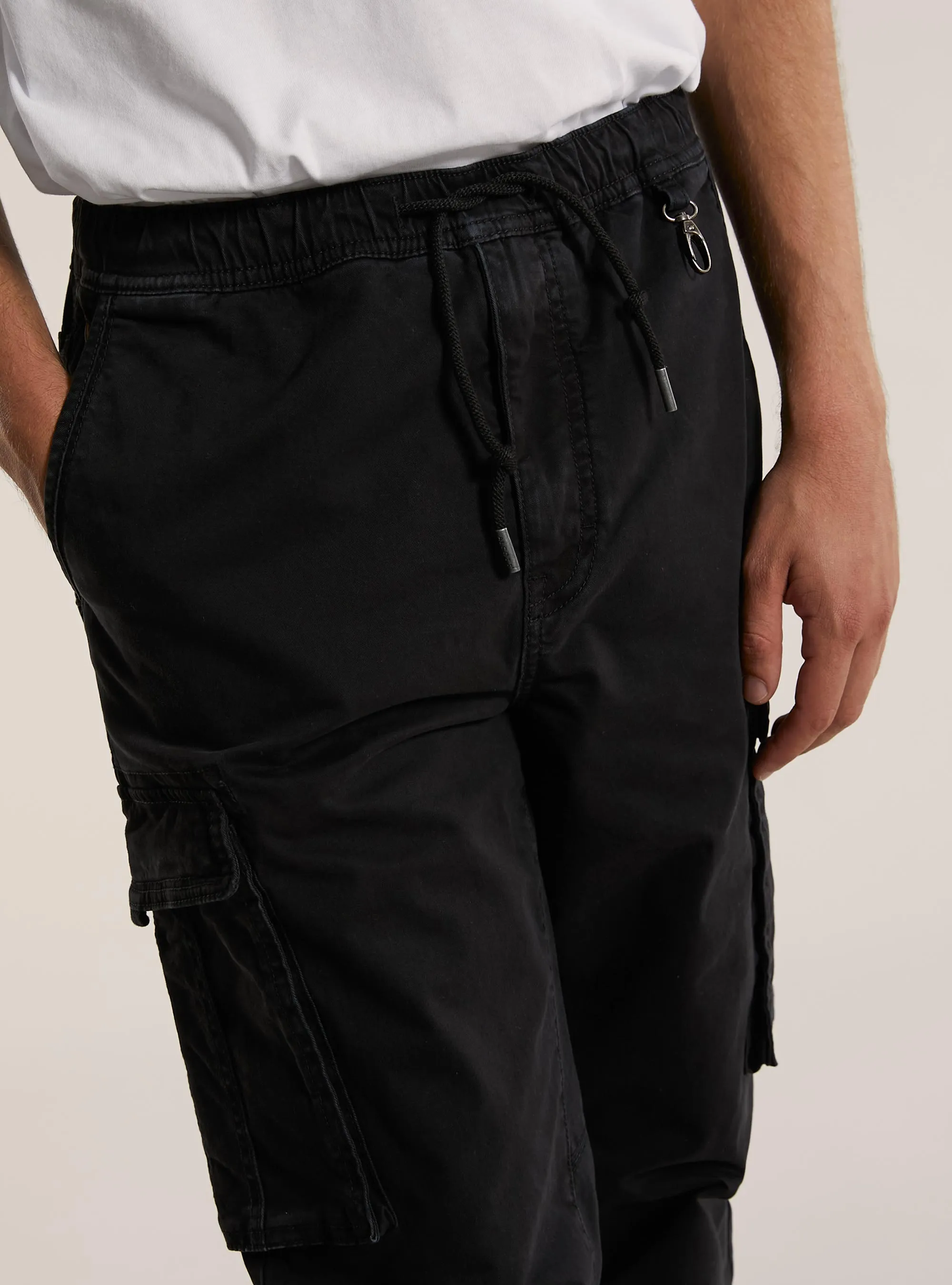 Pantalón cargo jogger de sarga elástica