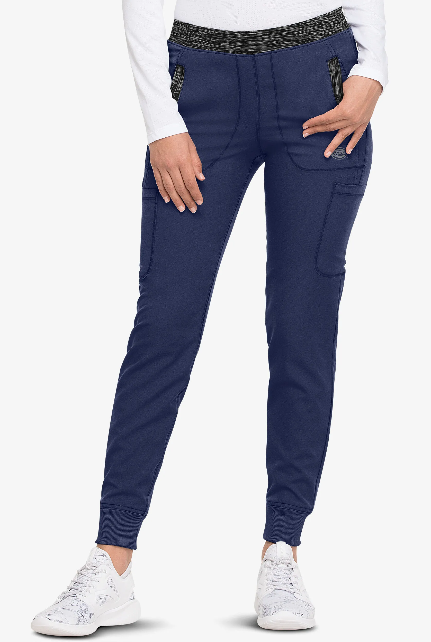 Pantalón médico Dickies Dynamix STRETCH petite estilo jogger con piernas pitillo y 6 bolsillos para mujer