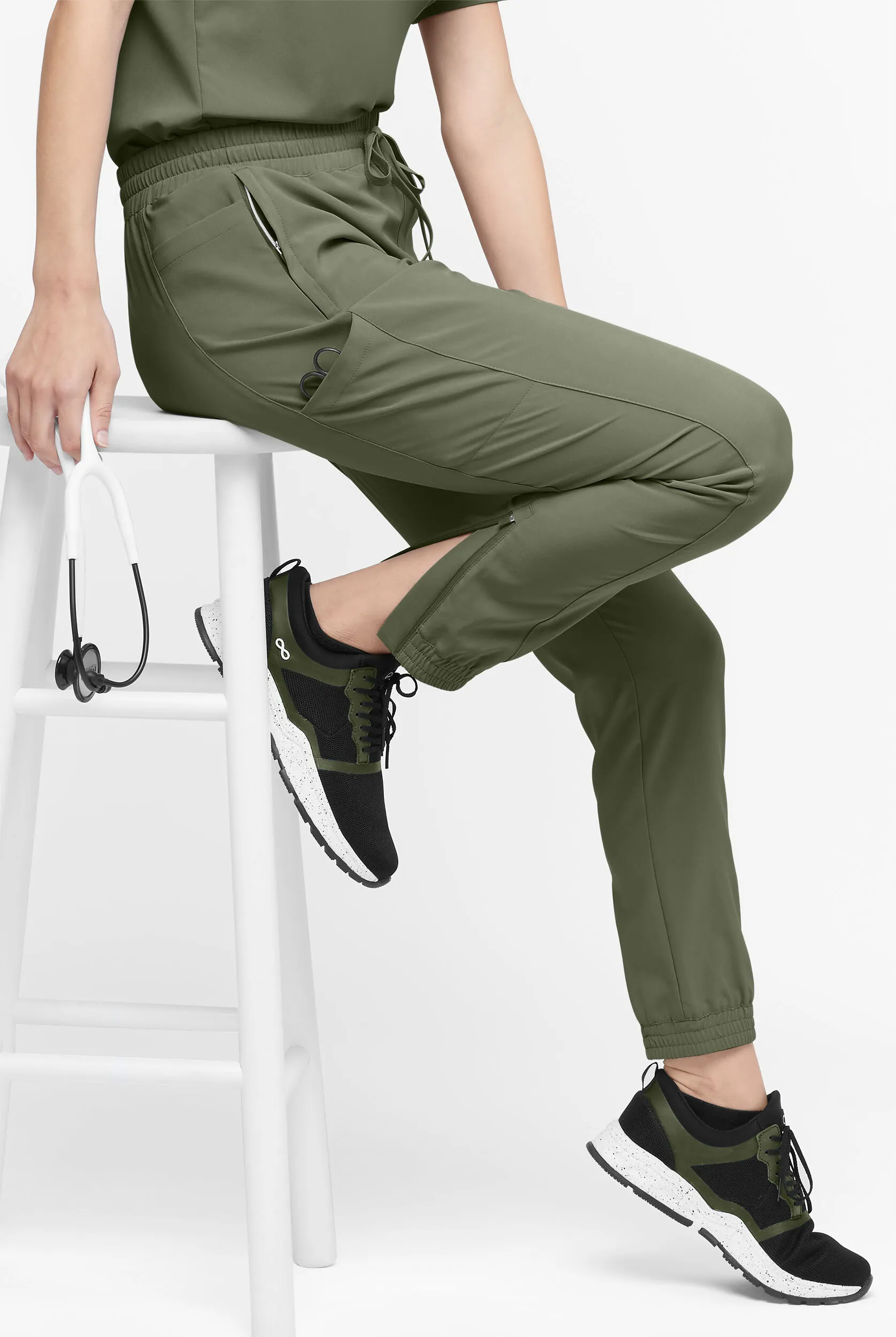 Pantalón médico Easy STRETCH Kourtney estilo jogger con piernas delgadas modernas y 5 bolsillos para mujer