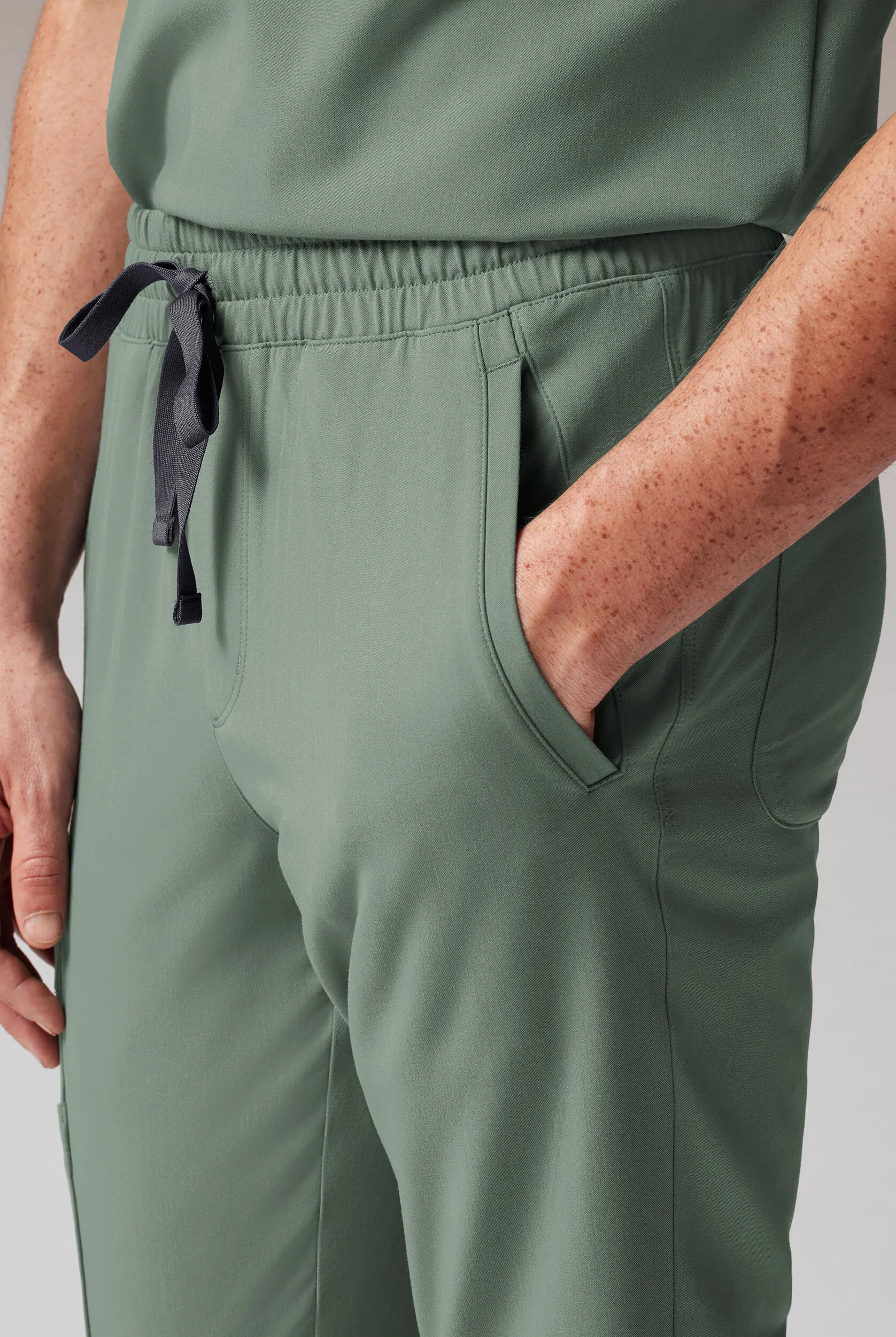 Pantalón médico Hypothesis Tactical estilo jogger con piernas delgadas y 9 bolsillos para hombre