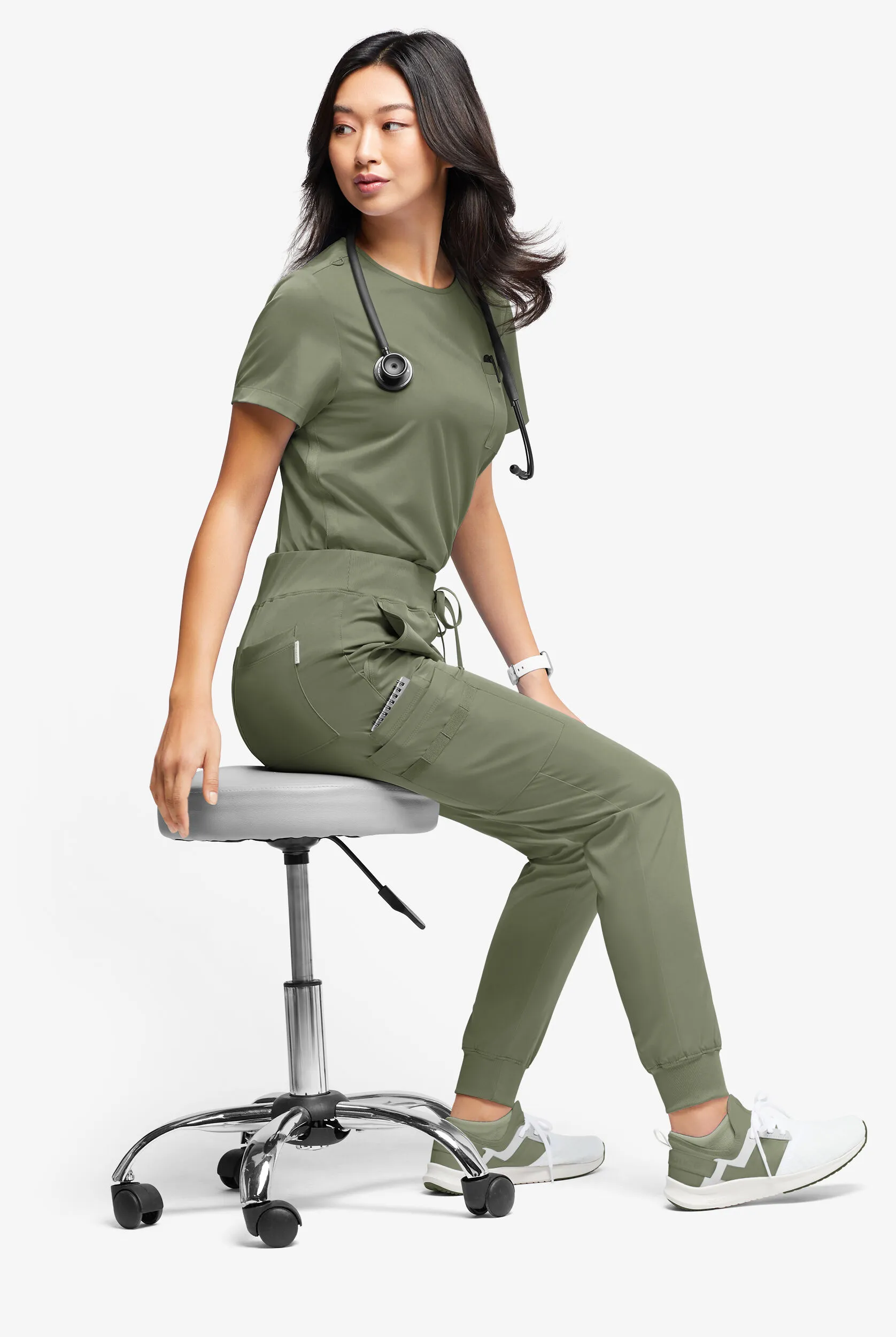 Pantalón médico WhisperLite YARA estilo jogger con múltiples bolsillos para mujer