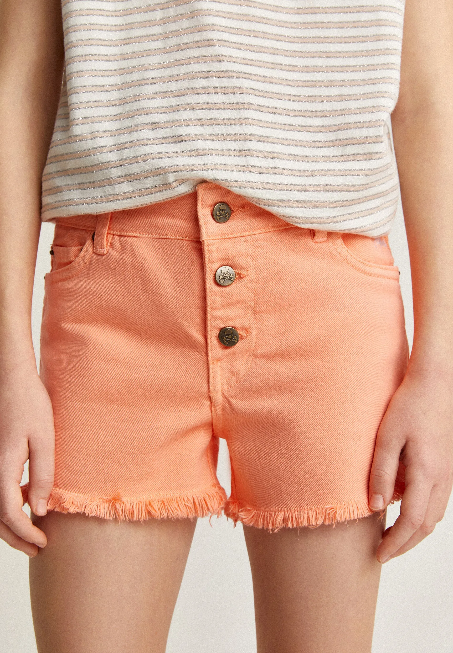 SHORTS BAJO DESFLECADO