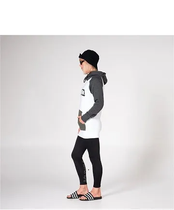 Sudadera  NIKITA  Mujer con capucha FLASHBACK HOODIE white Ref. NMWFFLA-WHT Blanca y gris logo pecho rojo