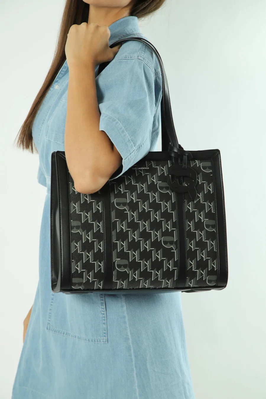 Tote bag negra con monograma